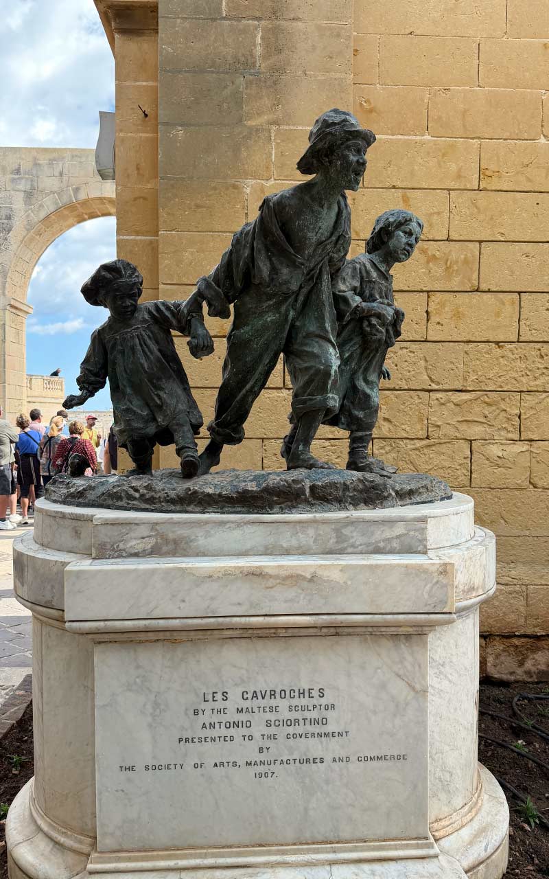 Les Cavroches Valletta Les Cavroches statue of three small children in Valletta