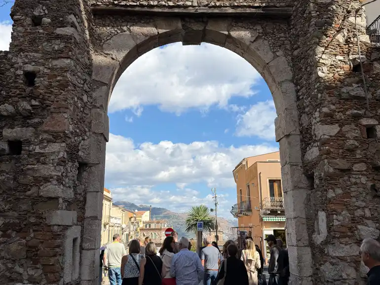 The modern Corso Umberto perfectly preserves the path of the Roman Decumanus Maximus, the primary thoroughfare that connected the city's two main gates.